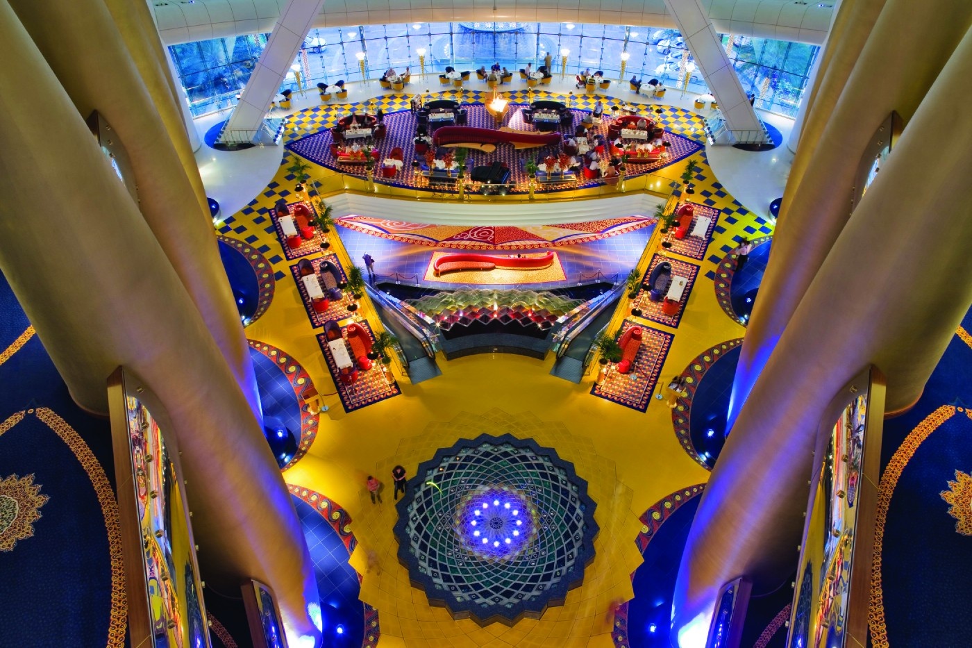 Nội thất bên trong của Burj Al Arab được thiết kế theo kiểu vương giả, sử dụng tới 2.000 m3 vàng lá để dát lên các bức tường, cột và mái vòm khắp khách sạn. Ảnh: Imagefiesta.