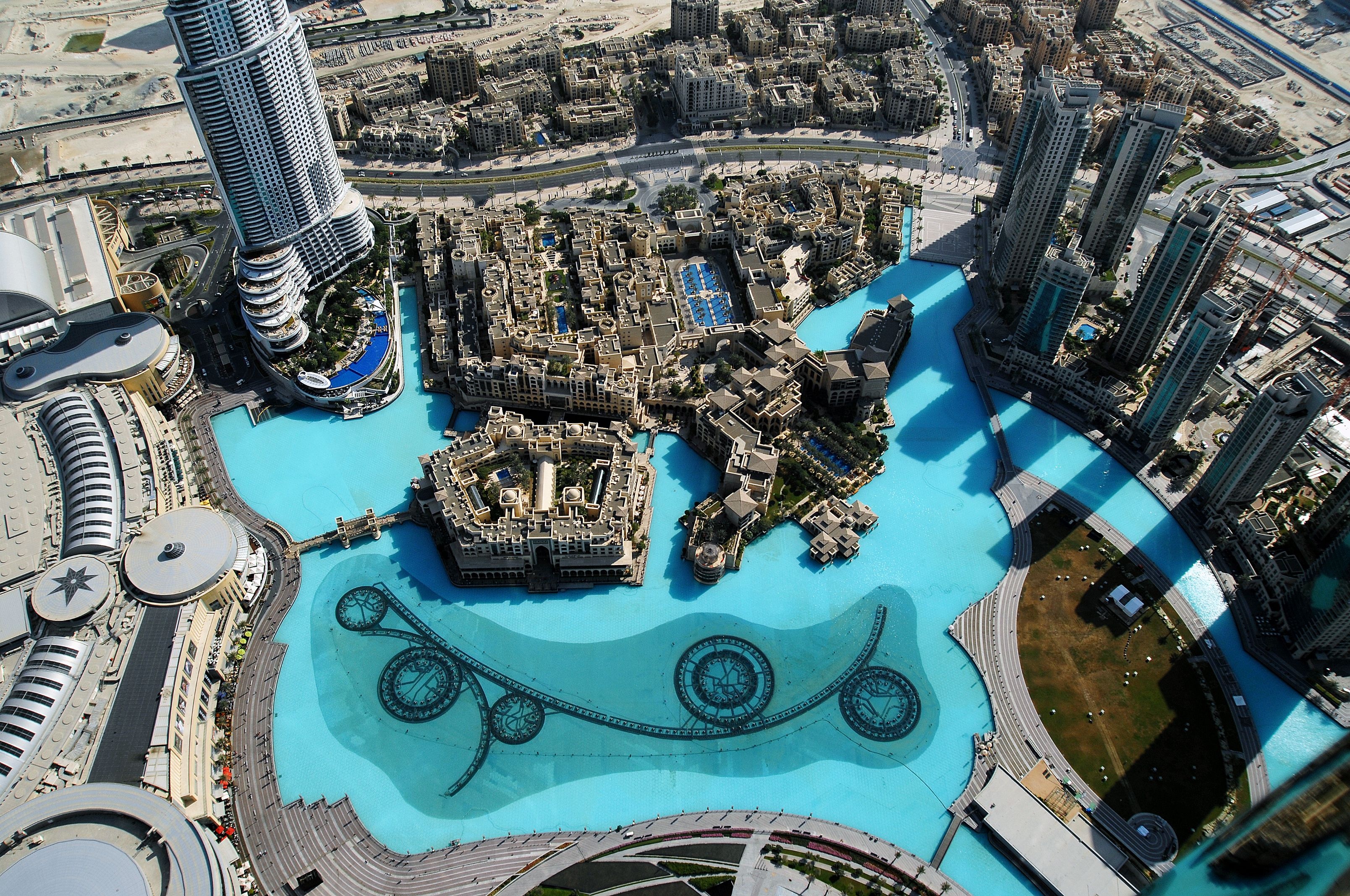 Đài phun nước Dubai: Nằm trong hồ Burj Khalifa, đài phun này có các tia nước vươn cao tới 150 m, tương đương một tòa nhà 50 tầng. Đài phun có chiều dài 275 m, với 5 vòng tròn kích cỡ khác nhau. Ảnh: Myphotodump.