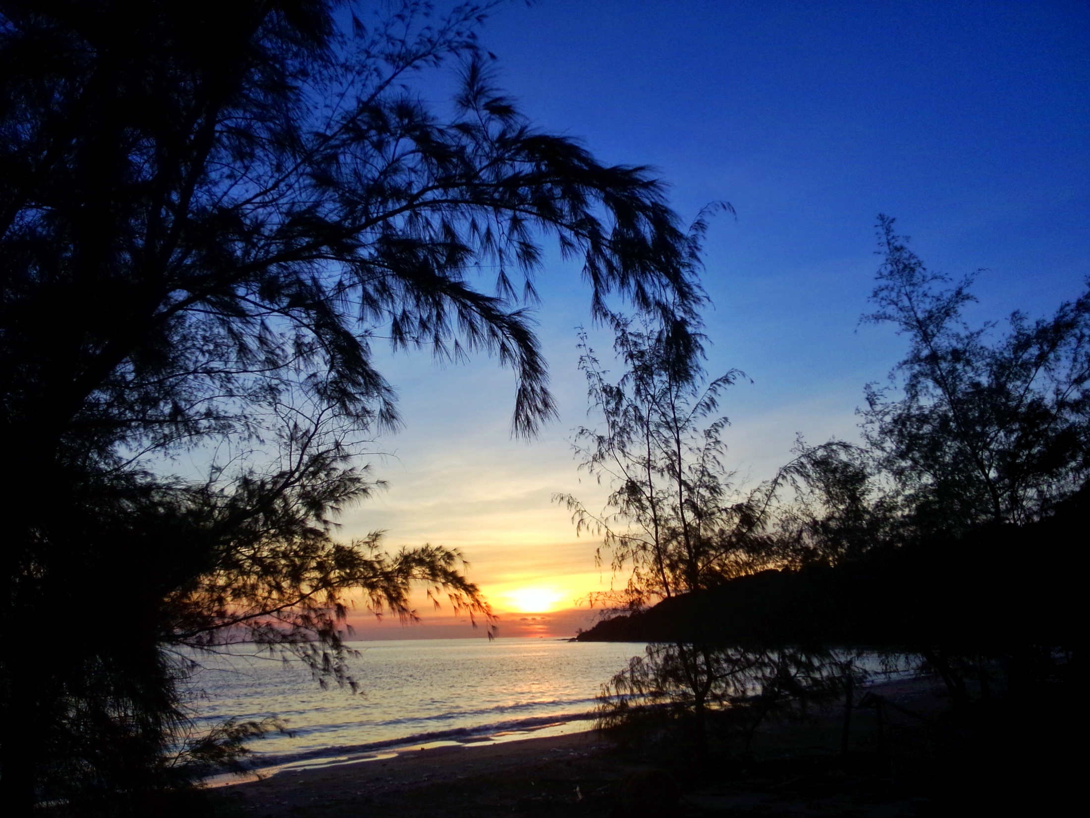 Bình minh lên trên hòn đảo ngọc, những cơn sóng nhẹ hiền hòa của buổi sáng sớm cùng không khí mát mẻ khiến du khách cảm thấy khoan khoái, dễ chịu.