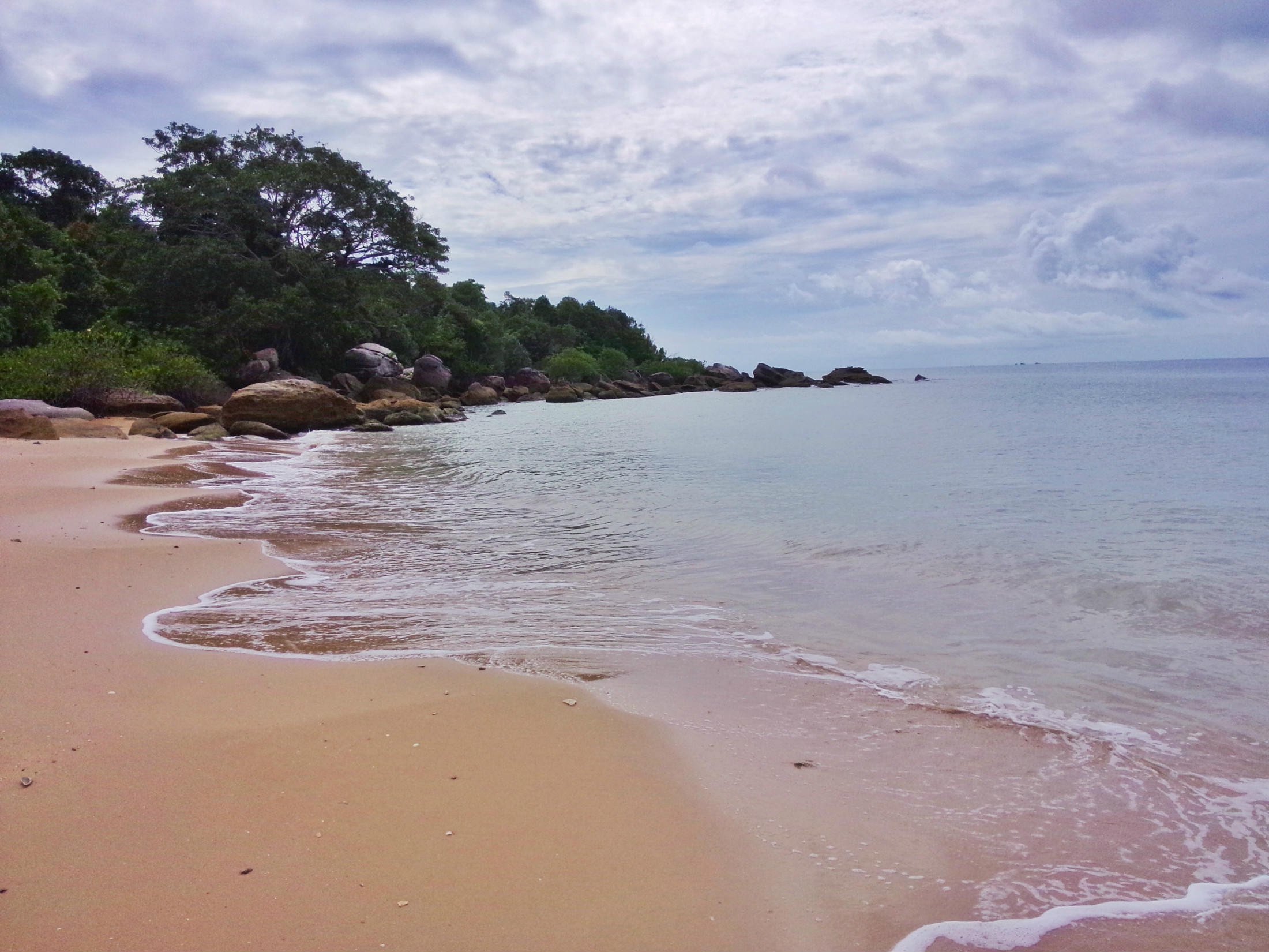 Chùa Hộ Quốc ở Phú Quốc là một ngôi chùa có khung cảnh vô cùng nên thơ khi một bên là núi, một bên là biển sóng dạt dào.