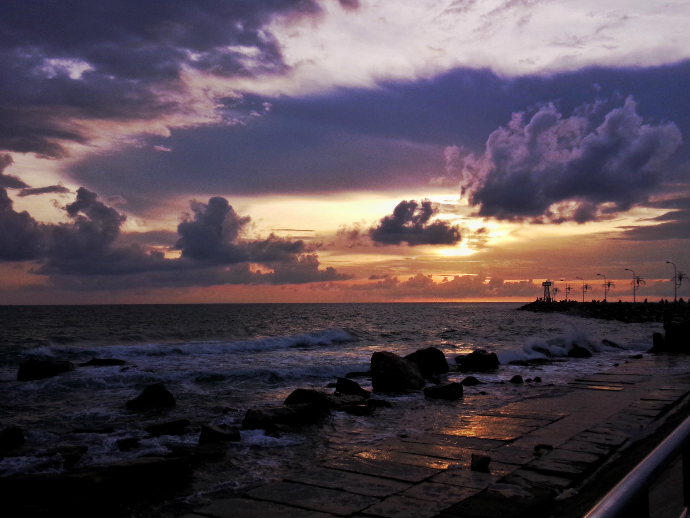 Cảnh hoàng hôn trên cầu Dinh Cậu vô cùng đẹp, mang đến cho du khách nhiều cung bậc cảm xúc.