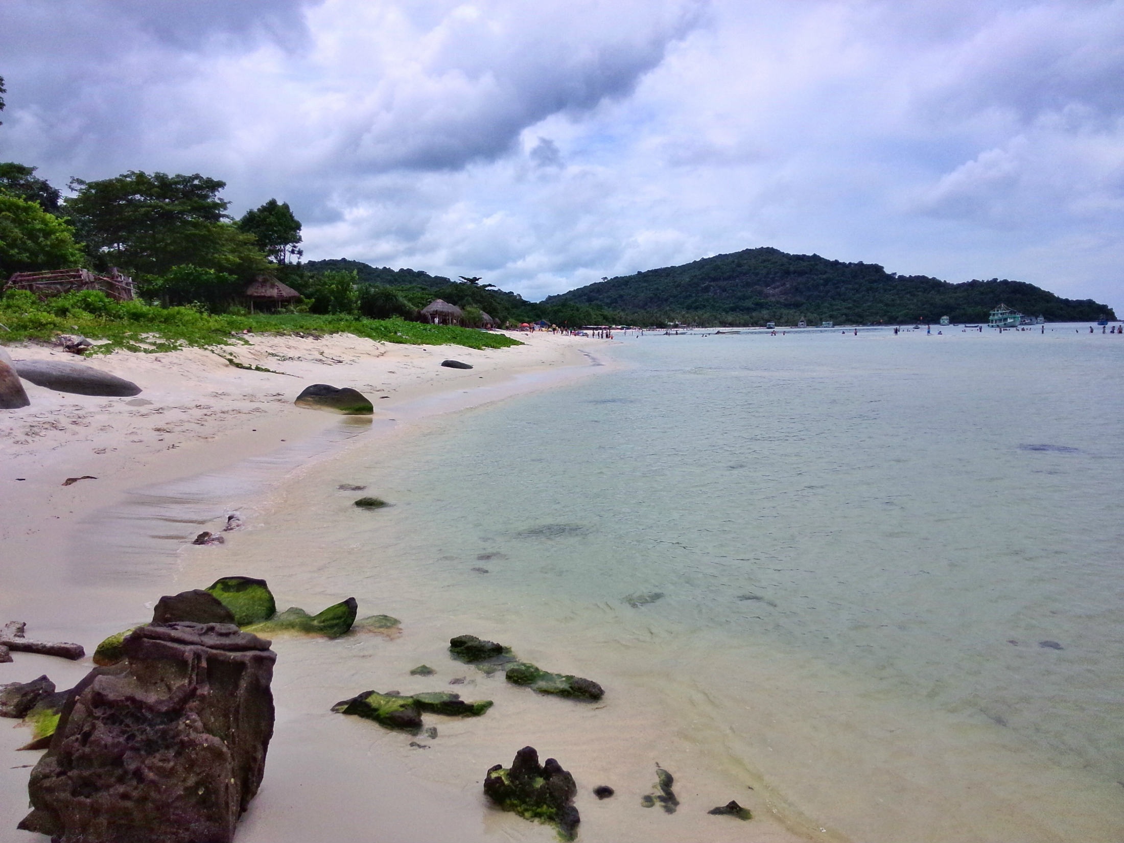 Bãi Sao nổi tiếng với bãi cát trắng, mịn chạy dài hơn 7 cây số, làn nước trong xanh màu ngọc bích, mặt biển êm đềm với những con sóng lăn tăn đùa nghịch chồm lên nhau rồi lại ùa ra xa.