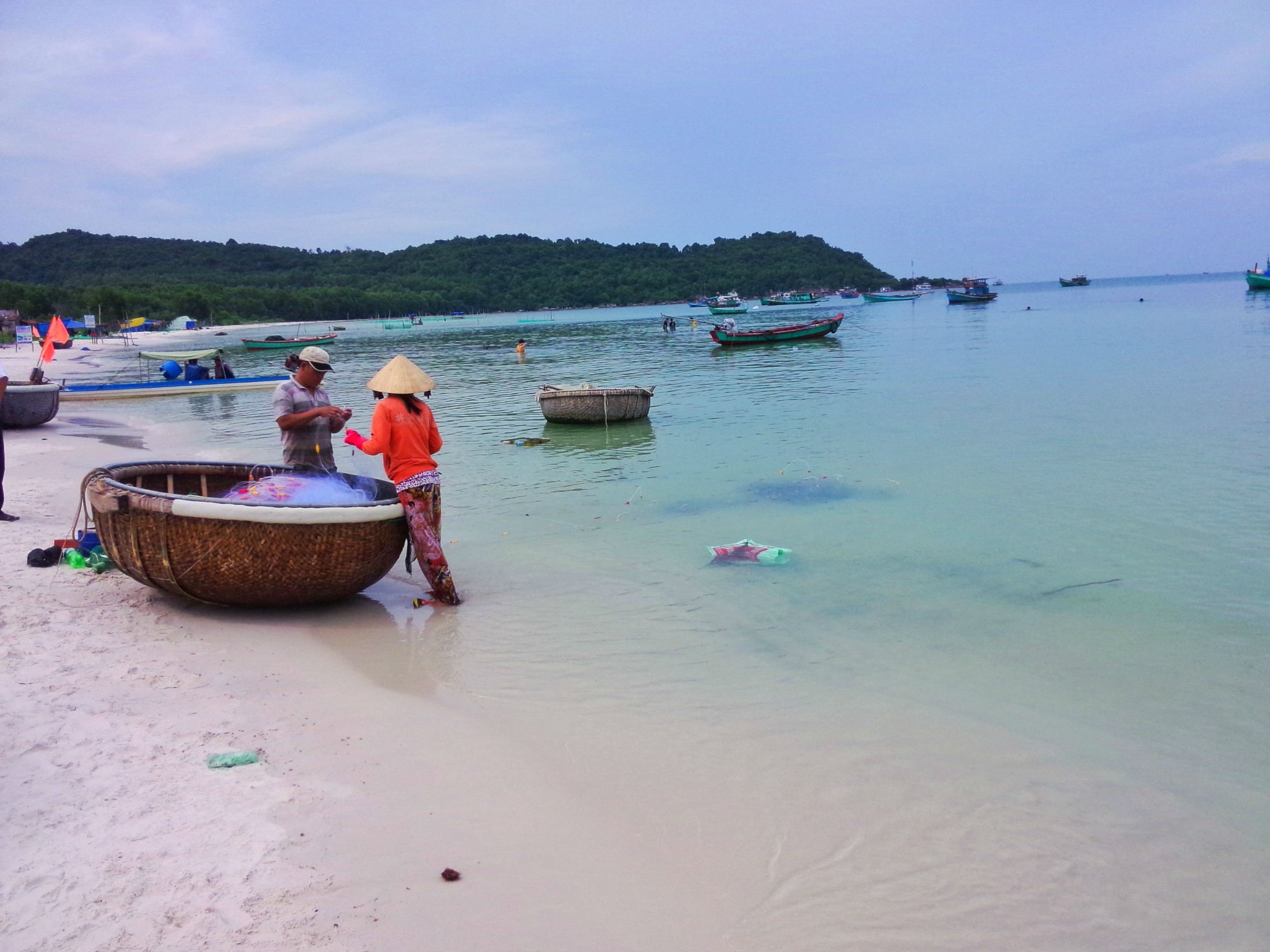 Cùng với bãi Sao, bãi Khem hay còn được người dân ở đây quen gọi là bãi Kem cũng là bãi biển mang đậm vẻ đẹp hoang sơ với bãi cát trắng, mịn như bột, nước biển trong xanh. Nơi đây nổi tiếng với đặc sản “gỏi cá trích” mà bất kì du khách nào đặt chân đến cũng muốn thưởng thức một lần.