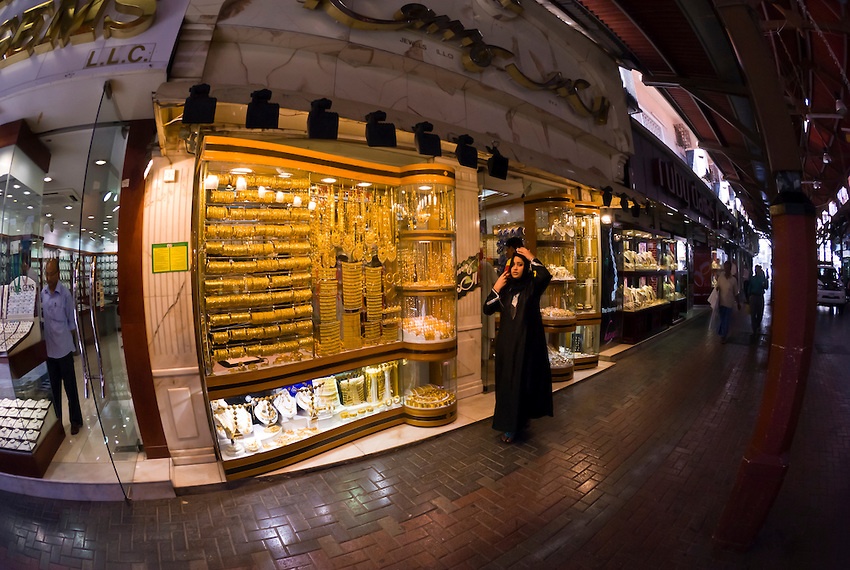 Vàng ở chợ thường là loại 21-24 karat, thấp nhất là 18k. An ninh ở chợ được đảm bảo tuyệt đối, các ngóc ngách đều có máy quay giám sát, cảnh sát thường xuyên đi kiểm tra để xử lý mọi vấn đề phát sinh. Ảnh: Blaine Harrington.