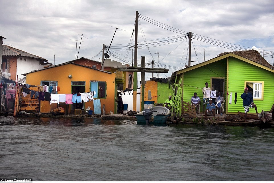 Được ngư dân phát hiện cách đây 150 năm, Santa Cruz del Islote được nhiều người yêu thích vì hoàn toàn không có một con muỗi nào.