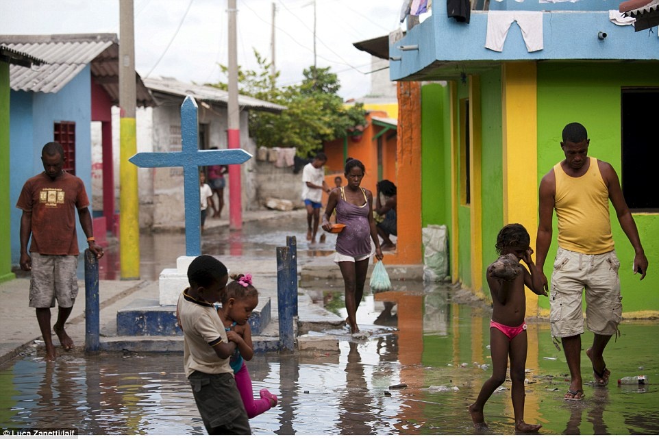 Ngày nay dân số của Santa Cruz del Islote đã tăng mạnh, đạt 1.200 người, gồm các gia đình và trẻ em.