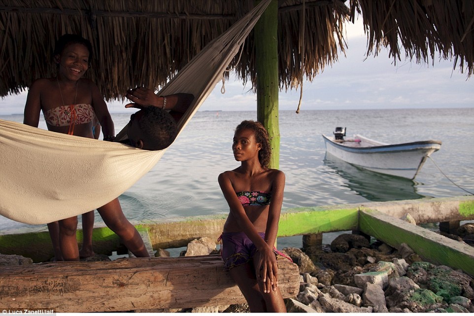 Các công trình trên đảo thường chỉ có một tầng và được mở rộng ra biển. Họ cung cấp các tour du lịch bằng tàu cho du khách, cùng các trải nghiệm như lặn biển, câu cá... 