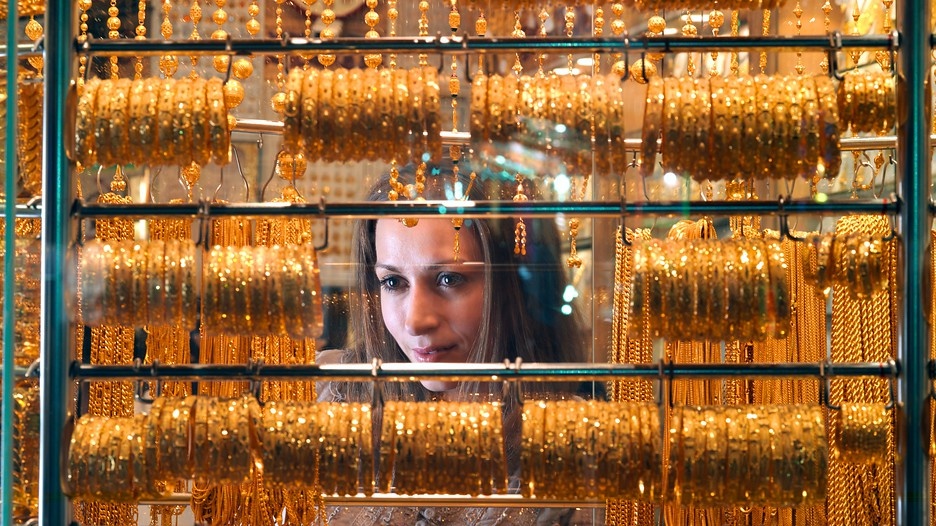 Càng mua nhiều, bạn càng dễ mặc cả. Tuy nhiên, các món đồ ở đây được bán theo karat, trọng lượng và công chế tác, do đó bạn chỉ có thể mặc cả về công chế tác. Món trang sức càng tinh xảo thì bạn sẽ càng mặc cả được ít hơn. Mặc cả là một nghệ thuật và cần sự linh hoạt. Nếu bạn đã chọn được món yêu thích và giá cả nằm trong tầm chấp nhận được mà người bán chỉ nhận mặc cả chút ít thì bạn vẫn nên mua.