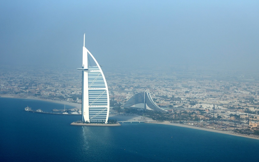 Burj Al Arab được xây dựng để trở thành khách sạn sang trọng nhất thế giới. Khách sạn 7 sao duy nhất này nằm trên một hòn đảo nhân tạo cách bãi biển Jumeirah gần 300 m với thiết kế bên ngoài mô phỏng cánh buồm. Bên trong, những căn phòng xa hoa và dịch vụ thượng hạng khiến Burj Al Arab được nhiều triệu phú, tỷ phú và người nổi tiếng chọn làm nơi nghỉ chân.