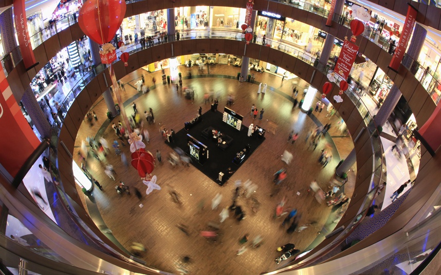 Người Dubai cũng có thể khoe khoang về những siêu thị khổng lồ, trong đó có Dubai Mall - khu mua sắm lớn nhất thế giới, trải rộng trên diện tích gần 550.000 m2 và có tới 1.200 cửa hàng. Chính quyền đã lên kế hoạch xây một trung tâm thương mại còn lớn hơn thế - Mall of the World với diện tích dự kiến là 743.000 m2.