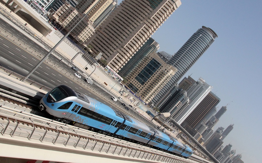 Dubai Metro đạt kỷ lục là hệ thống tàu điện tự động hoàn toàng, không người lái dài nhất thế giới với tổng quãng đường lên tới 75 km. Tàu có khoang hạng sang Gold Class, tất cả các khoang và trạm dừng đều có điều hòa. Theo thống kê của chính quyền Dubai, khoảng 377.000 người sử dụng tàu mỗi ngày.