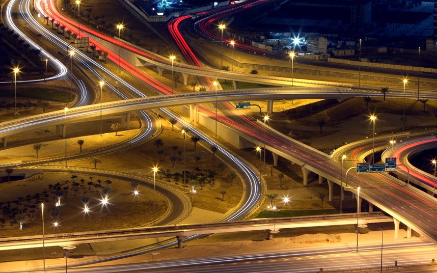 Những con đường của Dubai được đánh giá là tốt nhất thế giới, phù hợp để người ta trải nghiệm cảm giác tốc độ trên siêu xe. 