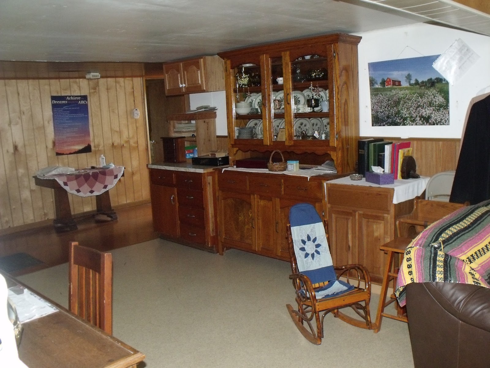 Từ chối công nghệ: Người Amish duy trì cuộc sống giản đơn, không nhận các khoản trợ cấp của chính phủ, không sử dụng các tiện nghi của cuộc sống hiện đại. Họ không được phép lắp điện thoại trong nhà, không dùng điện thoại di động. Gần đây, một số nơi cho phép sử dụng điện thoại bàn, thường vài nhà sẽ dùng chung một chiếc và để chúng ở một kho ngoài nhà. 