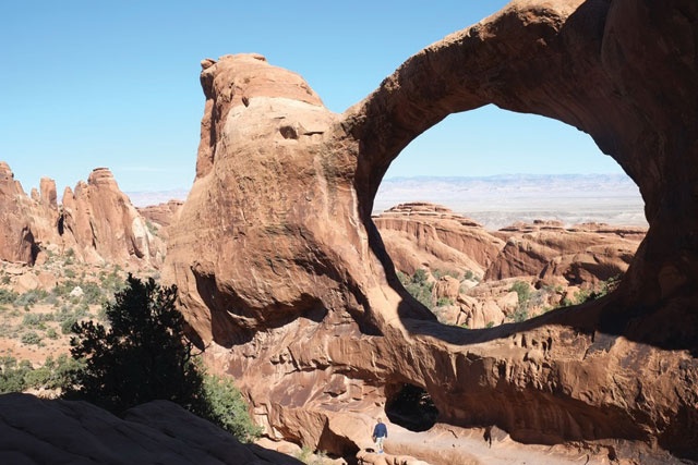 Mái vòm Double O Arch với vòng tròn lớn ở trên và nhỏ ở dưới.