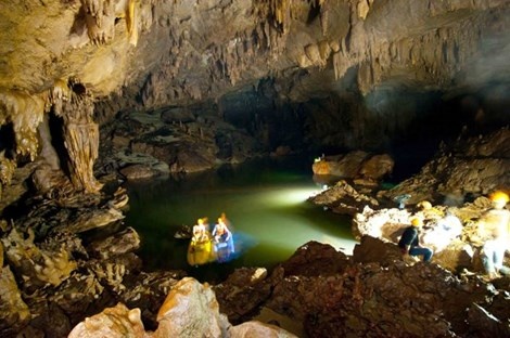 Hồ nước trong động Phong Nha.