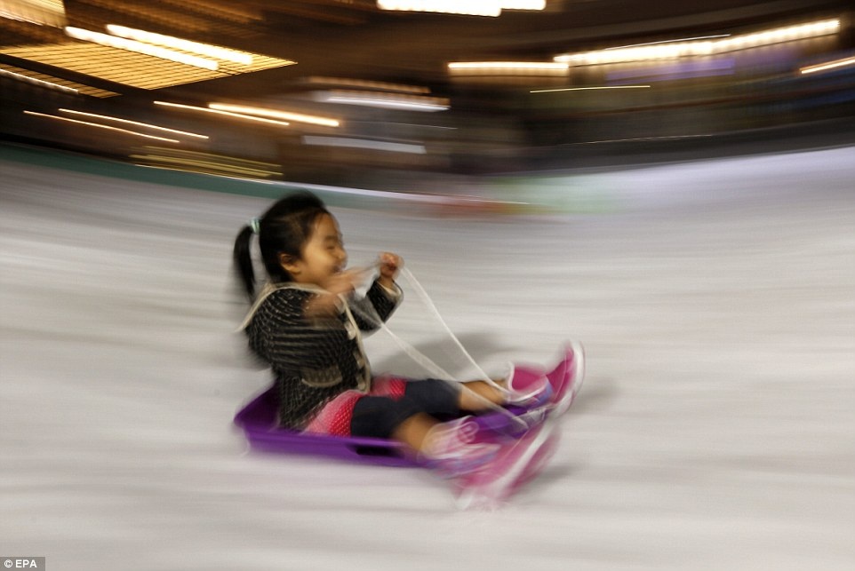 Khu giải trí có một lều tuyết, một ngôi làng và thậm chí cả tuyết nhân tạo rơi xuống, tạo ra khung cảnh thần tiên.