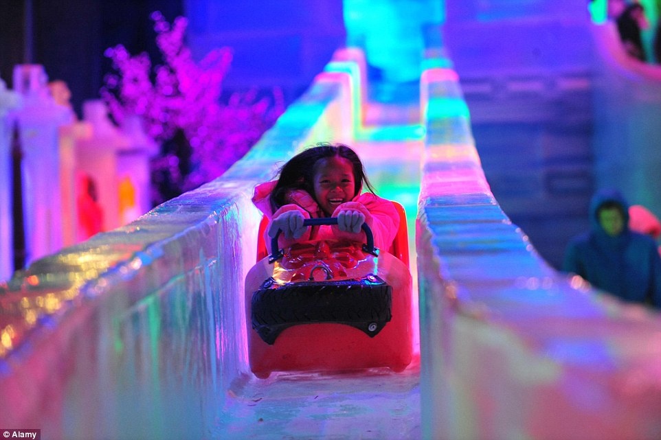 Một cô bé đi xe kéo ở khu băng đăng Cáp Nhĩ Tân, nơi duy nhất du khách có thể trải nghiệm hoạt động này ở Thái Lan.