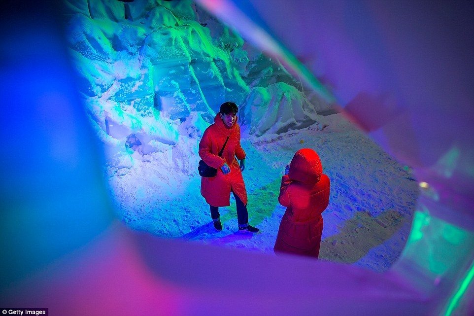 Một cặp đôi chụp ảnh lưu niệm trong công viên tuyết ở Thái Lan.