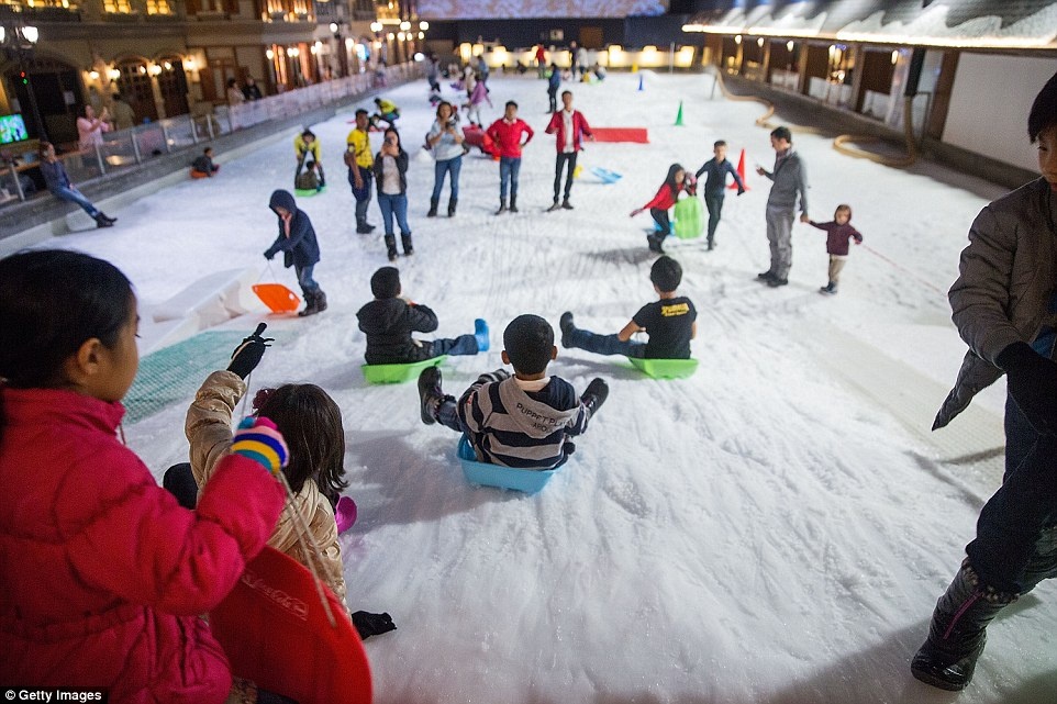 Khu giải trí độc đáo này có các chương trình dạy trượt tuyết và dụng cụ cho thuê.