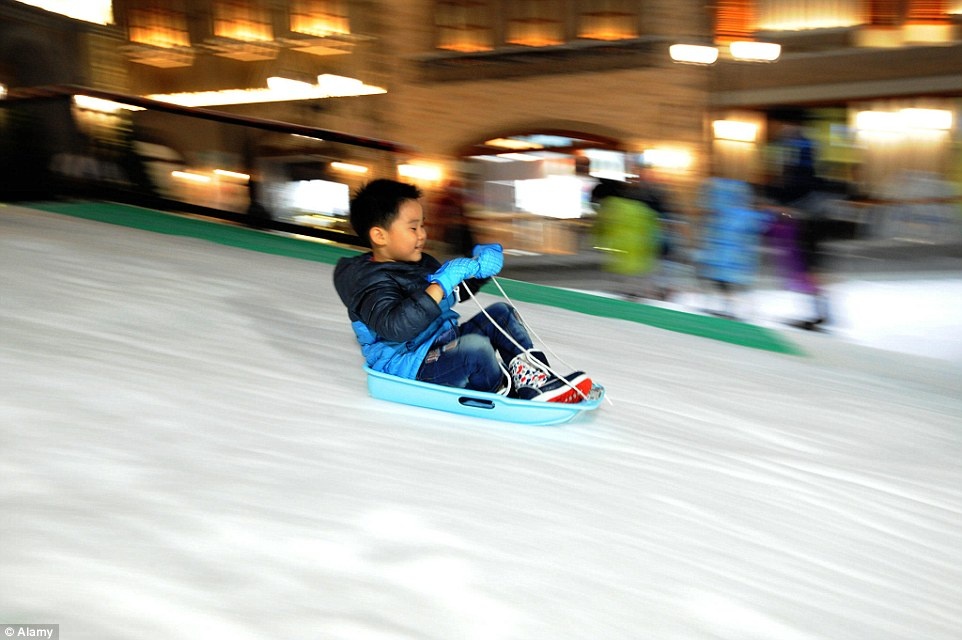 Một cậu bé chơi đùa trên tuyết giữa mùa hè ở trung tâm thành phố Bangkok.