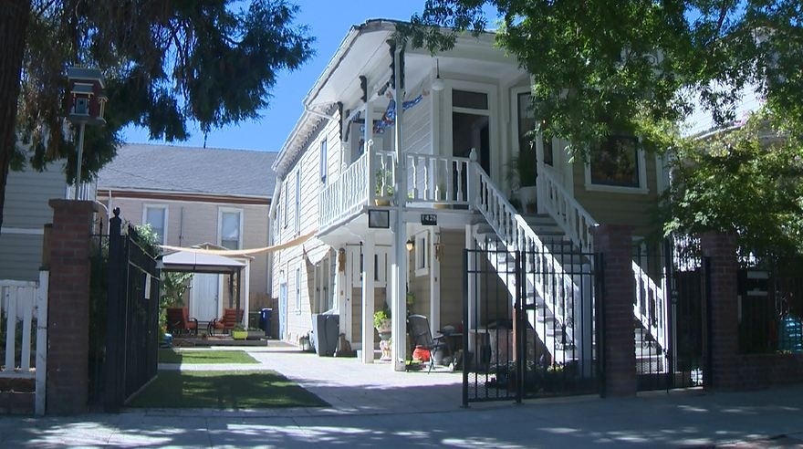 Nhà của kẻ giết người hàng loạt Dorothea Puente (Mỹ): Dorothea Puente làm quen với những người đàn ông lớn tuổi để đánh cắp tiền hưu trí của họ. Cô ta mở một nhà trọ ở số 1426 phố F., nơi Puente giết hại những người già. Cô ta rút hết máu trong thi thể ở một căn phòng, sau đó chôn ở vườn trước và sau nhà. Puente chịu án chung thân vào năm 1993. Có 6 xác người được tìm thấy ở ngôi nhà, nhưng chỉ có 3 vụ xác minh được là do Puente gây ra. Ngày nay, ngôi nhà là một điểm tham quan hút khách với hướng dẫn viên là một thanh tra đã về hưu. Ảnh: Kcra.