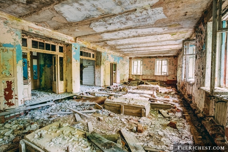Pripyat (Ukraine): Đây là nơi dành cho những ai muốn biết cảnh tượng sau tận thế như thế nào. Thị trấn này đã từng có 50.000 người sinh sống cho tới khi nhà máy hạt nhân Chernobyl gặp sự cố vào 26/4/1986. Vụ nổ khiến 31 người thiệt mạng và nhiều người phải chịu đựng hậu quả lâu dài như ung thư. Toàn bộ cư dân đã được sơ tán vào ngày hôm sau, chỉ đem theo các vật dụng thiết yếu. Ngày nay, du khách có thể tới thăm nơi này, nhưng không được phép mang bất cứ vật dụng nào ra ngoài và phải qua vòng kiểm tra phóng xạ sau khi kết thúc chuyến tham quan. 