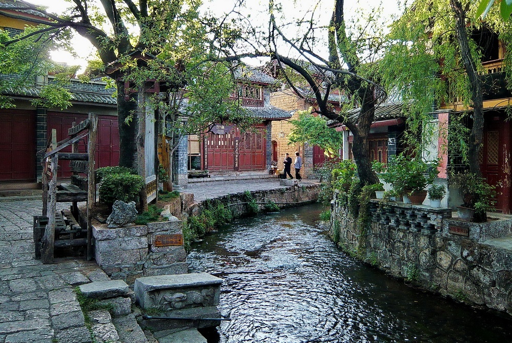 Đại Nghiên cổ trấn, Lệ Giang, Trung Quốc: Được mệnh danh là “Venice của phương Đông”, khu đô thị cổ của Lệ Giang với các con đường rải đá, những cây cầu và mạng lưới kênh rạch len lỏi giữa dãy phố mang đậm vẻ đẹp của những ngày xưa cũ. Các phương tiện có động cơ không được phép vào khu vực này. Ảnh: Allpointseast.