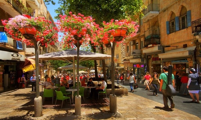 Phố Ben Yehuda, Jerusalem, Israel: Tuyến phố này cấm xe một phần từ những năm 1980, tới nay đã trở thành trung tâm thương mại nhộn nhịp và điểm đến yêu thích của nhiều du khách. Bạn có thể ăn trưa ở các nhà hàng, mua sắm quà lưu niệm, thưởng thức âm nhạc đường phố... Ảnh: Itraveljerusalem.