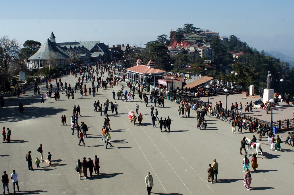 Tuyến phố chính của Shimla, Himachal Pradesh, Ấn Độ: Tất cả các loại xe cộ, trừ xe cứu thương, đều bị cấm ở tuyến phố mua sắm đông khách du lịch này. Tại đây có rất nhiều cửa hàng, quán ăn, quán cà phê... phục vụ du khách. Ảnh: Delhitoshimla.