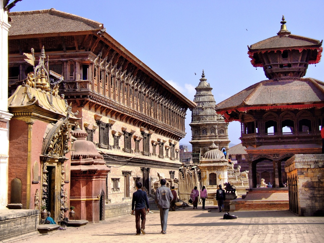 Bhaktapur, Nepal: Thị trấn được công nhận là Di sản Thế giới bởi UNESCO này có những công trình cổ với kiến trúc độc đáo và cấm các phương tiện có động cơ. Tuy nhiên, luật này không được thực thi nghiêm khắc và bạn vẫn có thể thấy xe máy hay các loại xe khác xuất hiện dọc các tuyến phố chính. Ảnh: Thelongestwayhome.