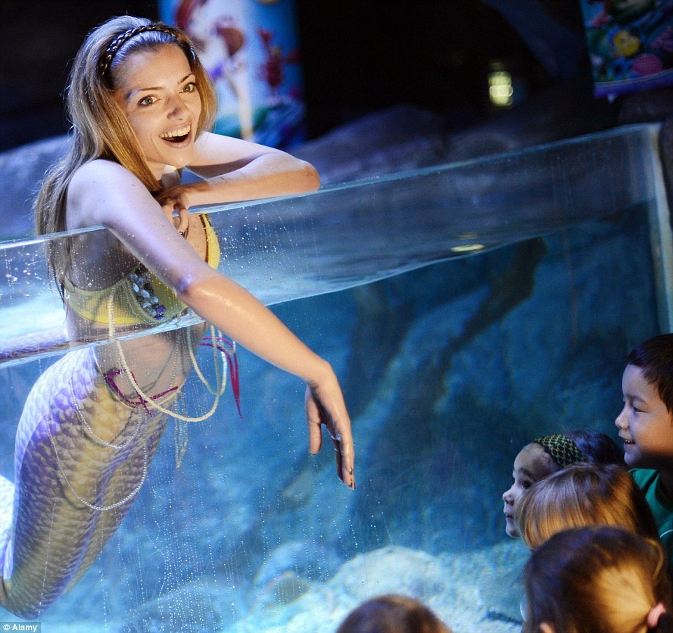 Nữ diễn viên người Đức, Anne Menden, đóng vai một nàng tiên cá để quảng bá cho bộ phim “Ariel, nàng tiên cá nhỏ”.