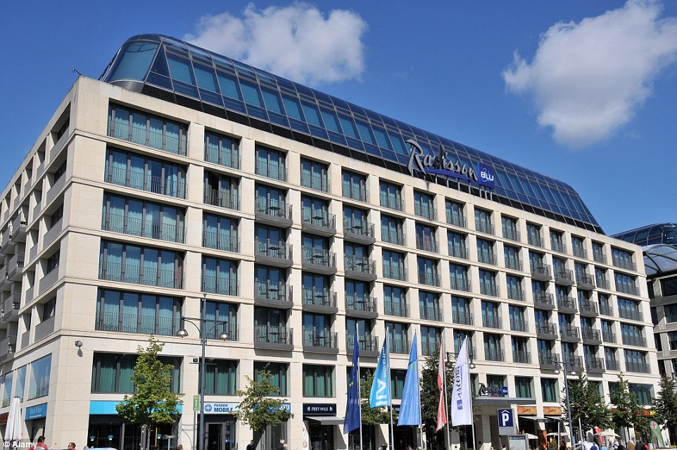 AquaDom và Sea Life thuộc khuôn viên khách sạn Radisson Blu ở Berlin, thủ đô nước Đức.