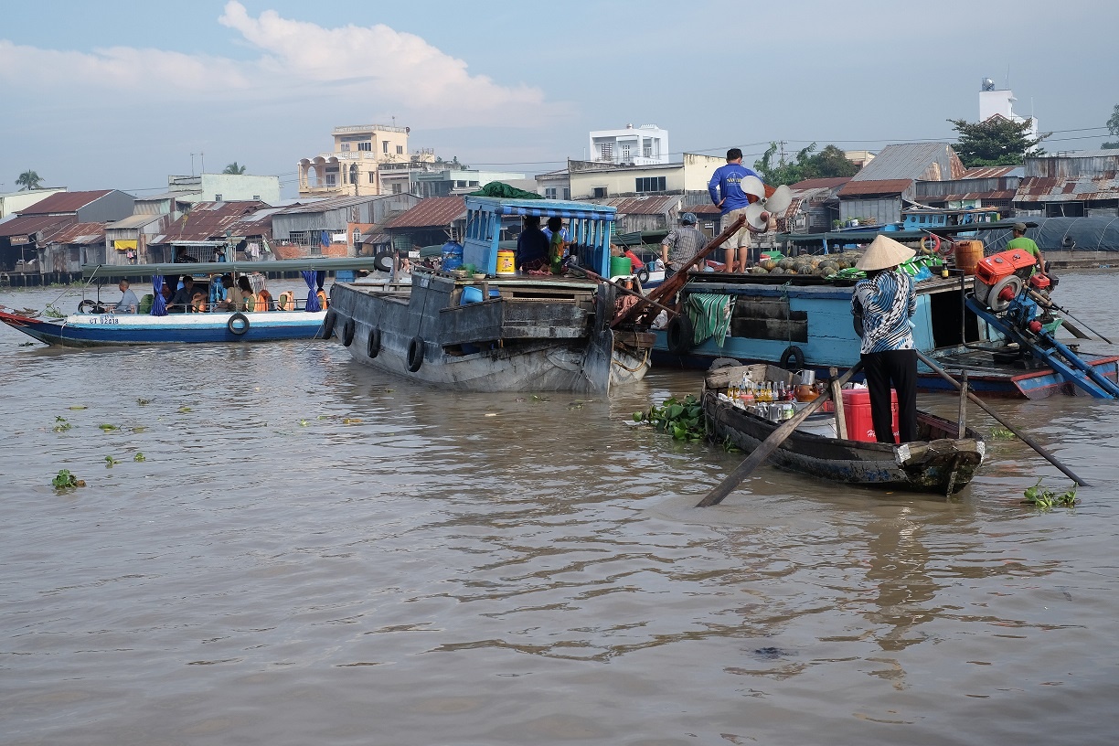 Thăm chợ nổi Cái Răng (Cần Thơ): Đây là một trong những nét văn hóa đặc trưng của sông nước miền Tây thu hút nhiều khách tham quan, đặc biệt là các du khách nước ngoài. 