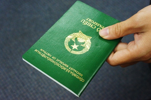 Lam gi khi mat ho chieu o noi khong co dai su quan Viet Nam? hinh anh