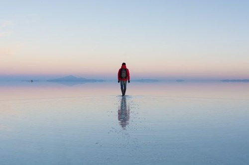 Salar de Uyuni là tên của cánh đồng muối lớn nhất thế giới nằm tại Bolivia. Đồng muối cạn này có diện tích 10582 km² và nằm gần dãy Andes.