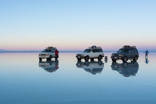 Không chỉ có khả năng phản chiếu, mặt nước ở đây còn yên ắng lạ kì khiến tấm gương khổng lồ này trông càng giống thật.