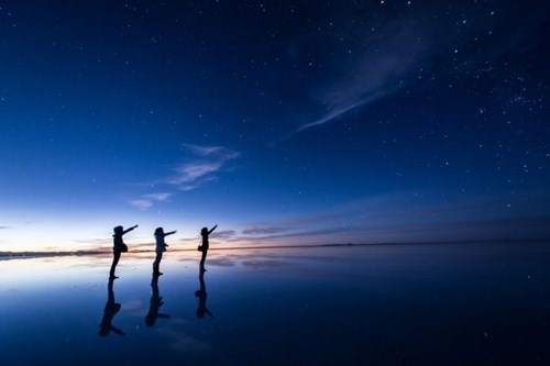 Những bức ảnh này được chụp lại bởi Hideki Mizuta (29 tuổi, đến từ Nhật Bản) và khiến người xem có cảm giác như những người trong ảnh đang đi trên mặt nước.