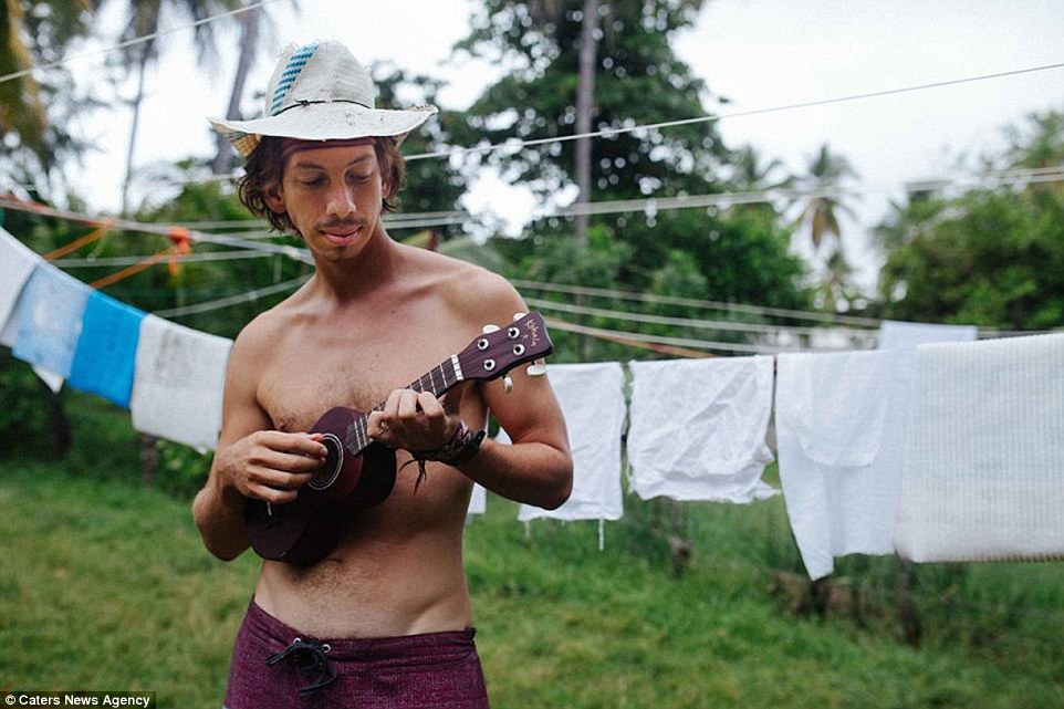 Chàng trai 29 tuổi, Erik Lang, đã đổi những tòa cao ốc chọc trời, những bữa tiệc với ngôi sao lấy nhà tắm ngoài trời, hố xí khô... khi chuyển tới  Sunseed ở Tây Ban Nha, nơi cách thị trấn gần nhất 90 phút đi bộ. 