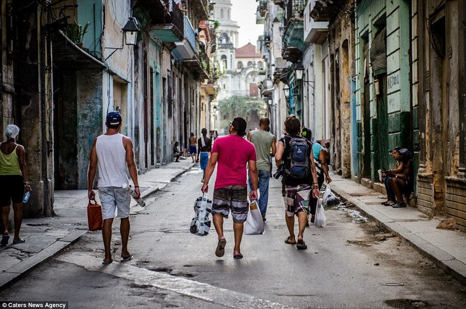Ở El Salvador vào buổi tối, khi không có đủ năng lượng mặt trời, Erik thường dùng nến và chơi đố chữ. Vào ban ngày, họ có thể tham gia nhiều hoạt động như chơi bóng chuyền. 