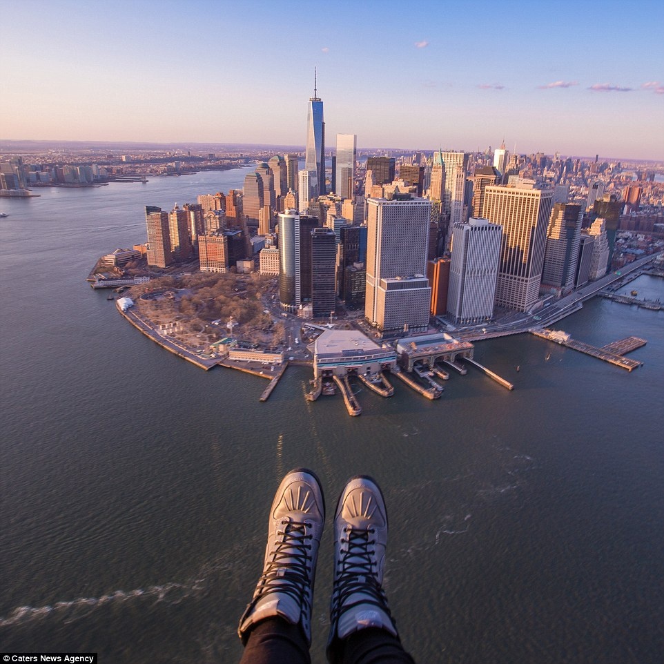 Những bức ảnh mà công ty gọi là “selfie giày” nhanh chóng lan tỏa và được nhiều người yêu thích, với phông nền là tòa nhà Empire State, công viên Trung Tâm, quảng trường Thời Đại và tháp Tự Do.