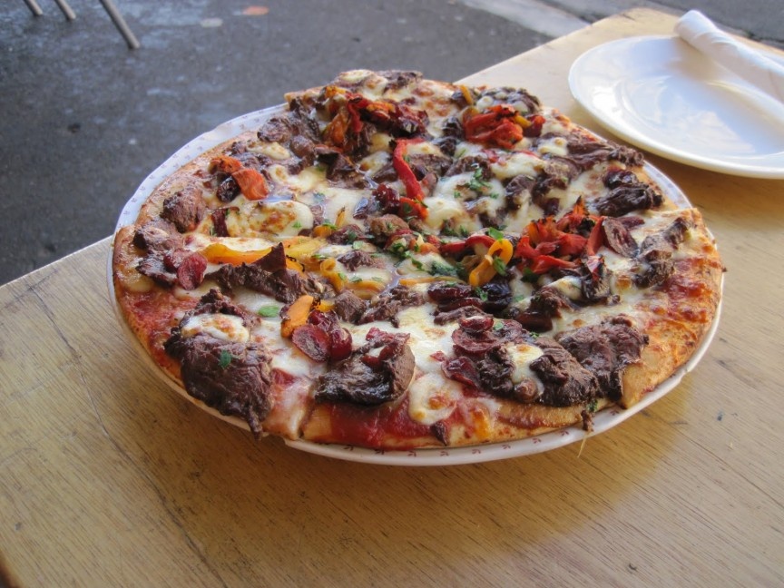 Pizza nhân kangaroo (Australia): Khách sạn Heritage có một trong những quán rượu lâu đời nhất Australia, với thực đơn có các món pizza đầy sáng tạo. Món nổi tiếng nhất của họ là pizza nhân thịt kangaroo, ớt Australia, nướng cùng các loại rau thơm và dâu. 