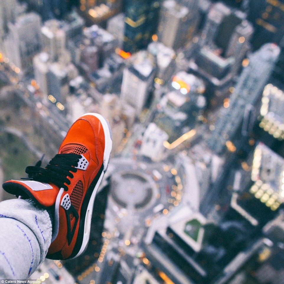 Cửa trực thăng được mở để du khách thoải mái chụp ảnh. 