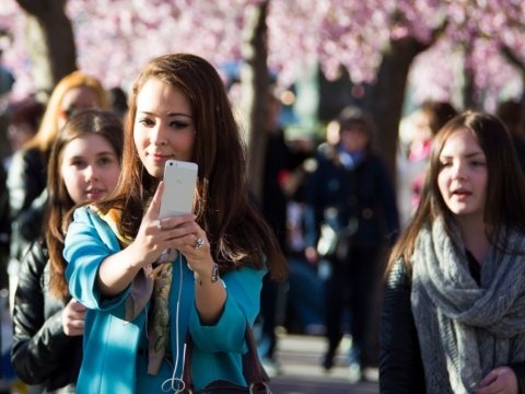 Vi sao khong nen chup selfie khi di du lich? hinh anh