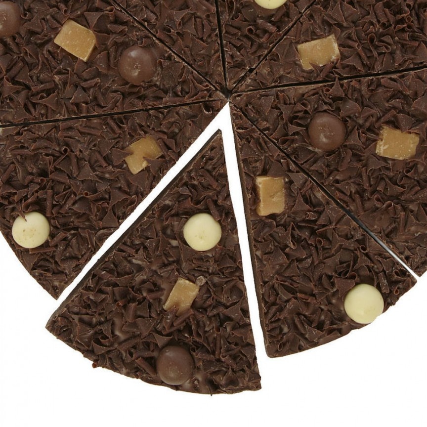 Pizza chocolate (Bỉ): Món 16 lát bánh ngọt ngào với các viên chocolate sữa và chocolate trắng này có thể để trong tủ lạnh tới 9 tháng. Đây là món ăn lý tưởng cho những người hảo ngọt.