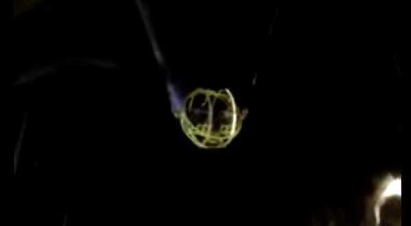 Nu du khach gay chan vi long du quay dut cap hinh anh