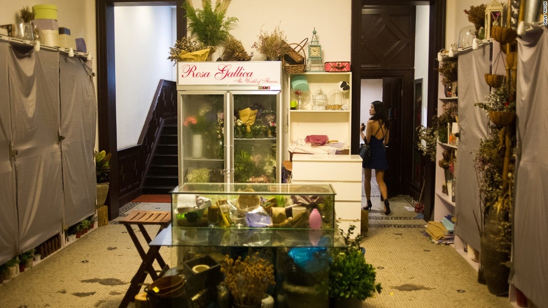 El Ocho: Quán bar El Ocho có chung lối vào với một hàng hoa, khá tiện nếu bạn quên mua hoa cho bạn hẹn của mình.