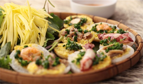 Ăn bánh căn: Bánh căn được nướng trên các lò đặc biệt của người Cham, với nhiều loại nhân như thịt bò, tôm, mực... và phủ một lớp trứng bên trên. Thật tuyệt khi được thưởng thức đĩa bánh nóng hổi vừa ra lò với nước chấm chua ngọt, hành tươi, xoài xanh thái sợi và xíu mại.