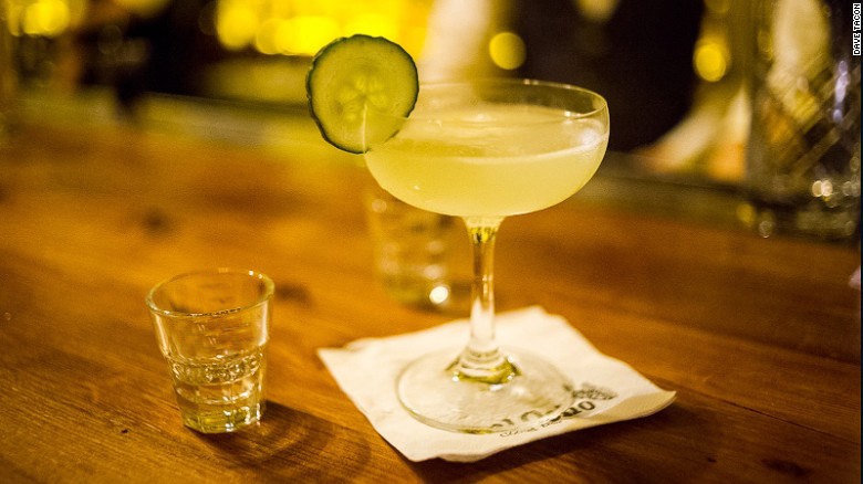 Loại cocktail nổi tiếng của quán được pha chế từ rượu gin, chanh tươi, rượu vỏ cam và rượu absinth.