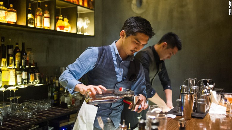 Anh Allan Hsu, 29 tuổi, là người pha chế chính ở Flask. Chủ quán là người Đài Loan.