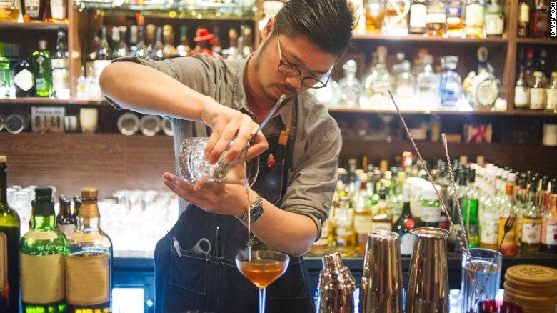 David Hong, 24 tuổi, nhân viên pha chế chính ở Tailor, chuẩn bị một cốc “Bamboo/Rob Roy hybrid. Quán không có thực đơn cố định. Mỗi khách hàng sẽ được thưởng thức một loại cocktail riêng làm theo sở thích.